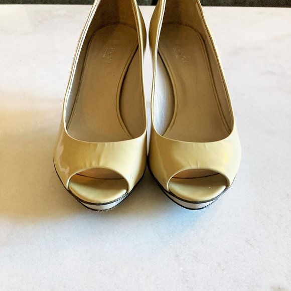 Gucci bamboo accent patent leather peep toe pump (beige / banana cream yellow) - Picture 7 of 12